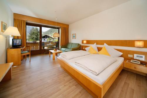 Un pat sau paturi într-o cameră la Hotel und Residence Johanneshof