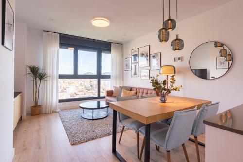 Skyline II Pool & Coworking by ELE Apartments