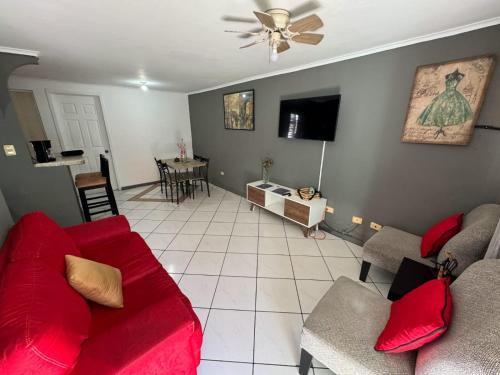 Μια τηλεόραση ή/και κέντρο ψυχαγωγίας στο Todo cerca Apartamento Familiar en el corazón de San Salvador