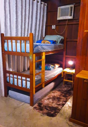 a room with two bunk beds with a fan at Floresta Zen - Pousada Xamanica in Manaus