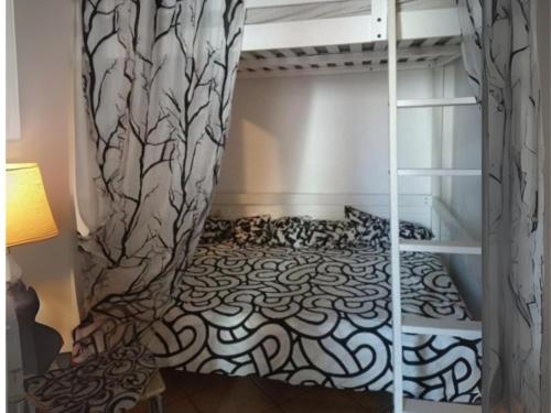 una camera con letto a castello e tenda di Alba Sweet ad Alba Adriatica