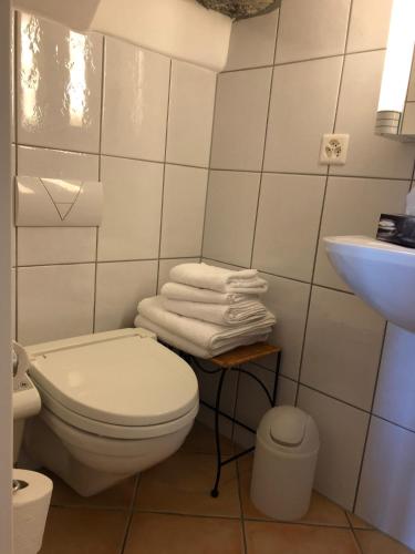 a bathroom with a toilet and a sink and towels at Ferienwohnung Concerto in Brissago
