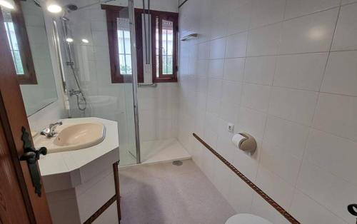 Ένα μπάνιο στο Chalet espectacular e independiente, primera línea de playa en Huelva