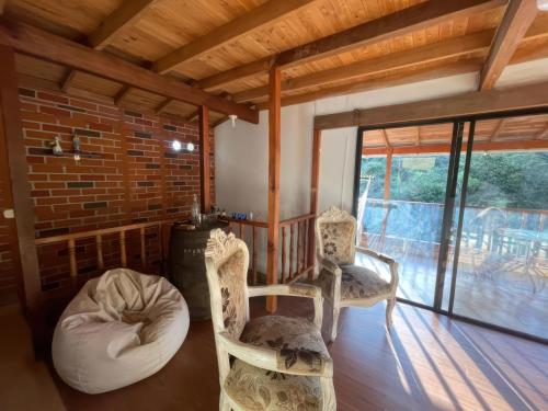 Zona de estar de Finca Acogedora con Área de BBQ, Parking Privado y Hamacas