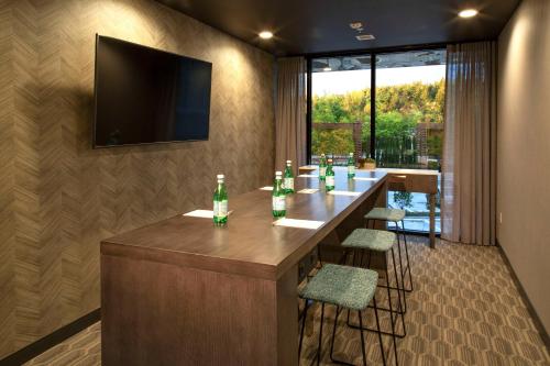 a bar in a room with a television on a wall at Hilton Garden Inn Redmond WA in Redmond