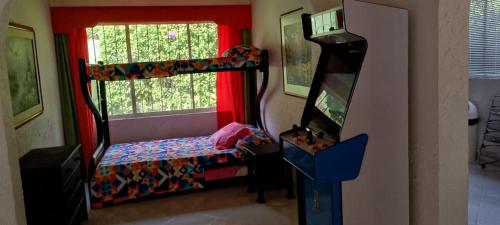 1 dormitorio con litera y TV en Casa quinta La herradura valle verde, en Melgar