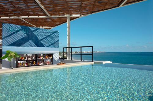 Bazén v ubytování Dreams Sapphire Resort & Spa nebo v jeho okolí