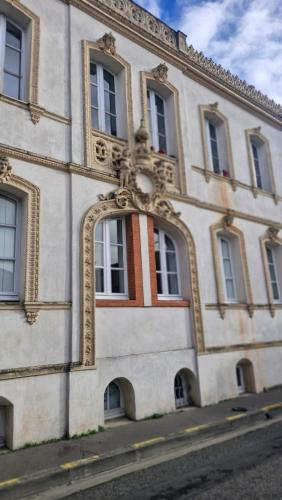a building with an ornate window on the side of it at Laurema's BnB in Toulouse