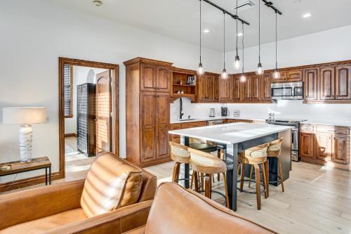 Cuisine ou kitchenette dans l'établissement Mountain-View Condo in the Heart of Edwards!