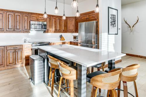 Cuisine ou kitchenette dans l'établissement Mountain-View Condo in the Heart of Edwards!