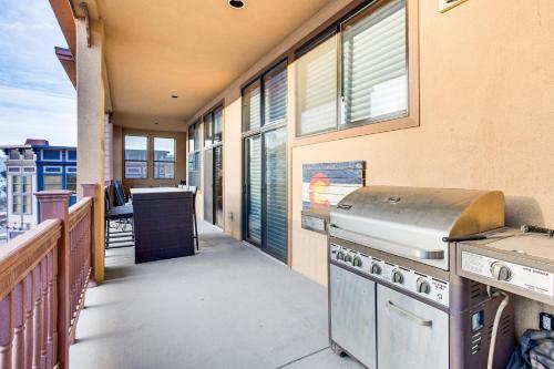 Cuisine ou kitchenette dans l'établissement Mountain-View Condo in the Heart of Edwards!