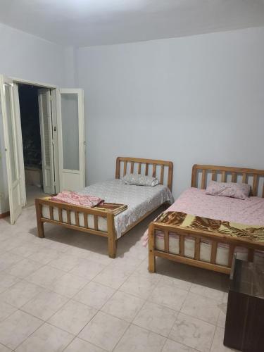 deux lits côte à côte dans une pièce dans l'établissement Fun house, à Ain Sokhna