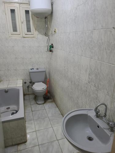 une salle de bains avec lavabo et toilettes dans l'établissement Fun house, à Ain Sokhna