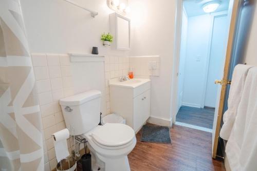 een witte badkamer met een toilet en een wastafel bij APT Near Hospital,UofM,EMU in Ypsilanti