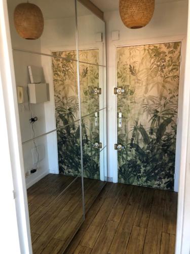 La salle de bains est pourvue d'une douche avec des portes en verre. dans l'établissement Studio and breakfast, à Cannes