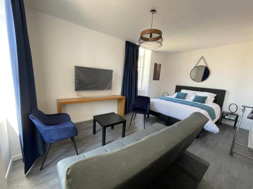 - une chambre avec un lit, un canapé et un lit dans l'établissement La roue des teinturiers, à Avignon