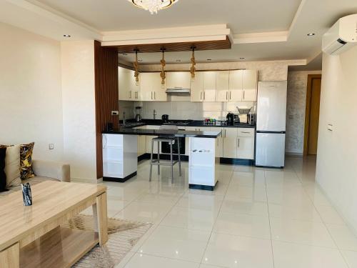 Kuchyň nebo kuchyňský kout v ubytování Appartement moderne avec une vue spectaculaire sur l océan