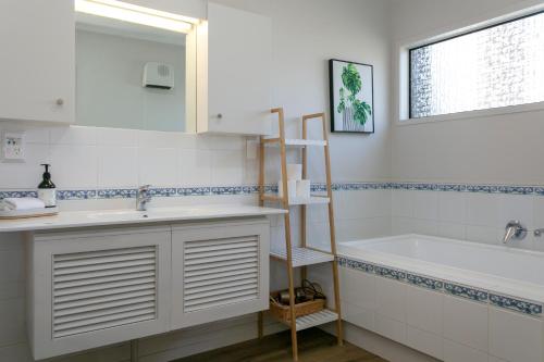 Ένα μπάνιο στο Taupo Lake House With Breathtaking Panoramic Views