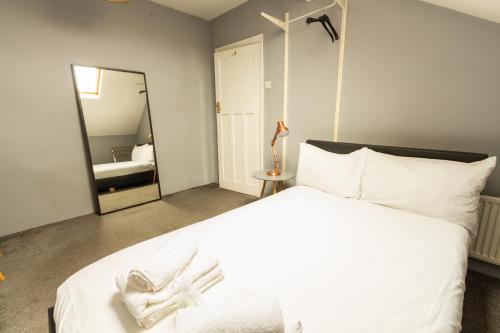 En eller flere senge i et værelse på Lovely Private Rooms near MCR Centre