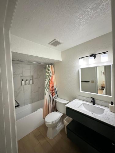Ένα μπάνιο στο Next Getaway Home-3 Rooms, 4 Bed, 2 Bath, Backyard