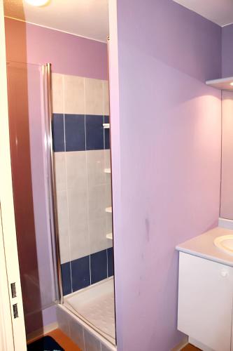 une salle de bain avec douche et lavabo dans l'établissement Maison accueillante à Calvisson avec piscine et terrasse, à Calvisson