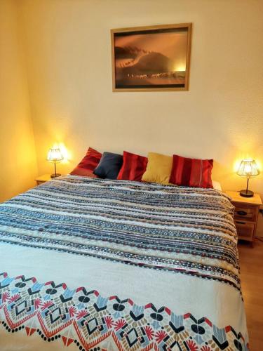 une chambre avec un grand lit avec deux lampes dans l'établissement Appartement vue mer et piscine à Guidel - 42m² - Tennis, à Guidel