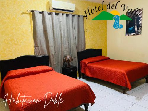 a room with two beds in a room at Hotel Del Valle in El Naranjo