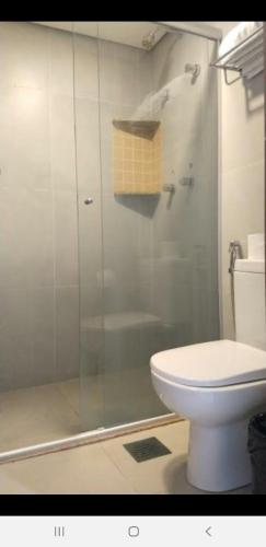 ein Badezimmer mit Glasdusche und Toilette in der Unterkunft APARTAMENTO OLIMPIA PARK RESORT 503 c in Olímpia