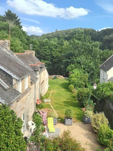 Charmante Maison à Huelgoat avec Terrasse et Jardin
