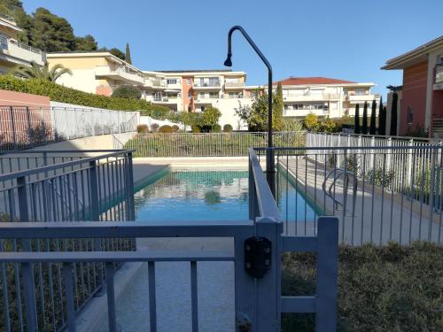 - une petite piscine dans une cour avec des bâtiments dans l'établissement Garden level near Nice, à Saint-Laurent-du-Var