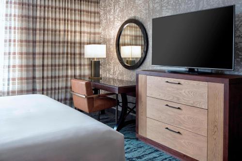 TV a/nebo společenská místnost v ubytování Gaylord Rockies Resort & Convention Center