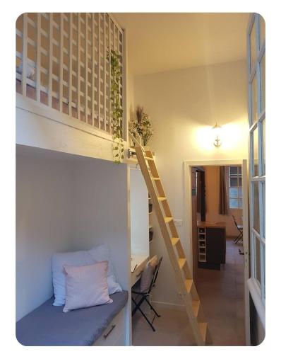 Cette chambre dispose d'un escalier menant à une mezzanine. dans l'établissement Au coeur du vieux Tours avec jardin, à Tours