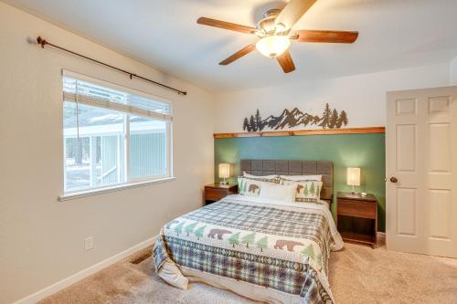 una camera da letto con un letto e un ventilatore a soffitto di 10 Mi to Heavenly Mountain Home with Deck and Yard a South Lake Tahoe