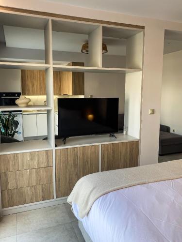 Modern Athens Apartment with Large Private Balcony and Free Parking