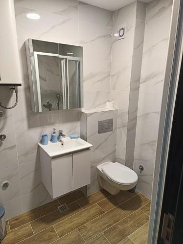 Ένα μπάνιο στο Rosa Lux 25