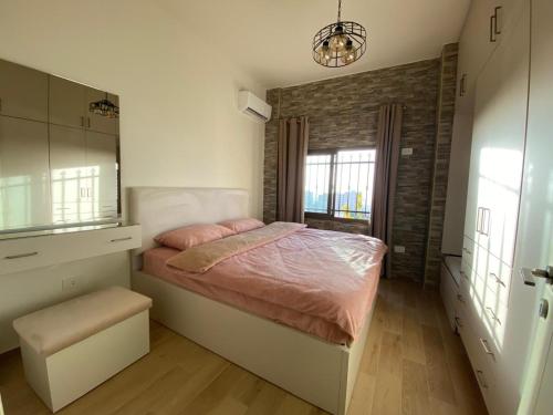 una camera da letto con un letto e un muro di mattoni di The view stay a Baabda