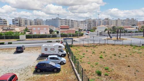 a group of cars parked in a parking lot at Appartement cosy Canet-en-Roussillon 25 m² vue sur le lac in Canet-en-Roussillon