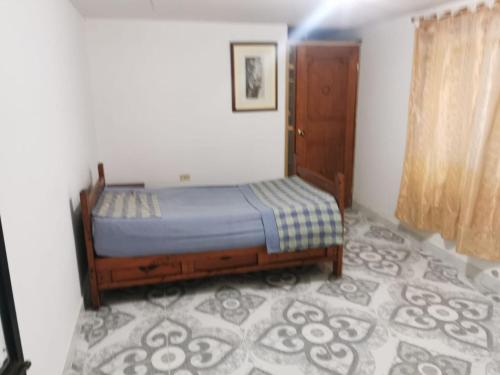 una camera da letto con un letto in una stanza di Villa Stefy a Carmen de Apicalá