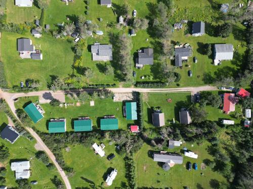 widok z góry na podwórko z domami w obiekcie Stanhope Cottages w mieście Stanhope