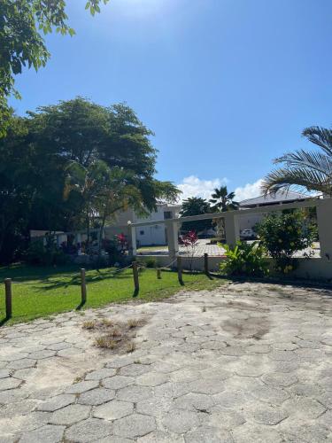 a yard with a house in the background at Casa Temporada Praia do Mutá in Porto Seguro