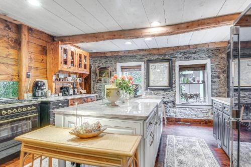 Imagen de la galería de Steps to Delaware Canal Enchanting Stone Cottage!, en Kintnersville