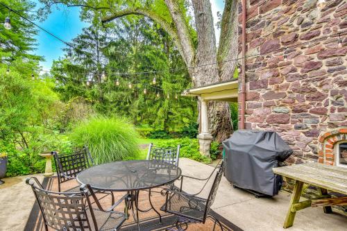 Imagen de la galería de Steps to Delaware Canal Enchanting Stone Cottage!, en Kintnersville