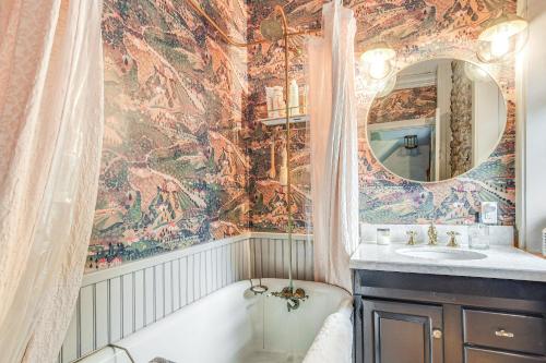 Steps to Delaware Canal Enchanting Stone Cottage! في Kintnersville: حمام مع حوض استحمام ومغسلة