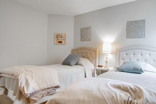 una camera da letto con due letti e un tavolo con una lampada di Modern Townhome at Wintergreen Resort a Mount Torry Furnace