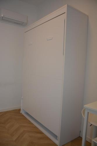 a white closet with a door in a room at Maison Jacob - Hyper centre - Maison historique - Air conditioning - Wifi in Avignon