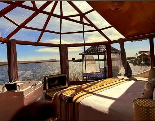 a room with a bed and a tub on a boat at UROS KAY PACHA Lodge in Puno