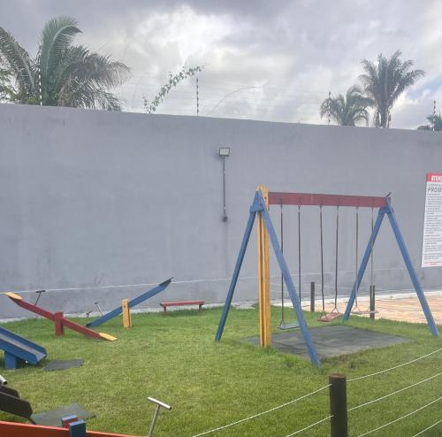 un grupo de columpios frente a la playa en Casa de temporada imperatriz ma, en Imperatriz