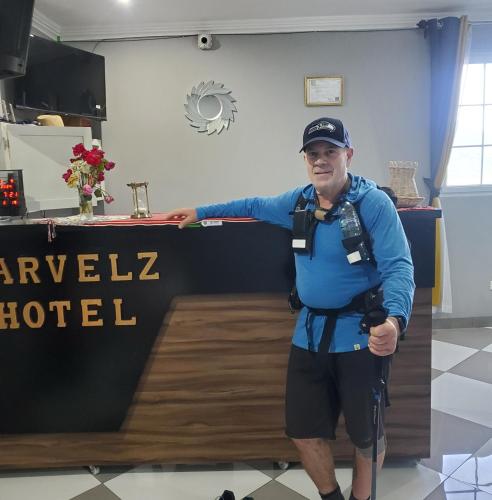 Santa Clara La LagunaにあるMarvelz Hotelの制服姿の男