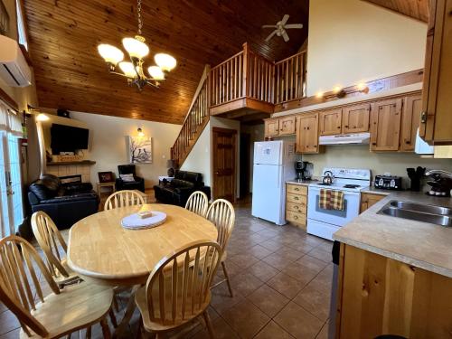 eine Küche und ein Wohnzimmer mit Tisch und Stühlen in der Unterkunft Stanhope Cottages in Stanhope