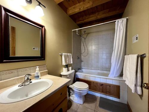 een badkamer met een wastafel, een toilet en een badkuip bij Stanhope Cottages in Stanhope